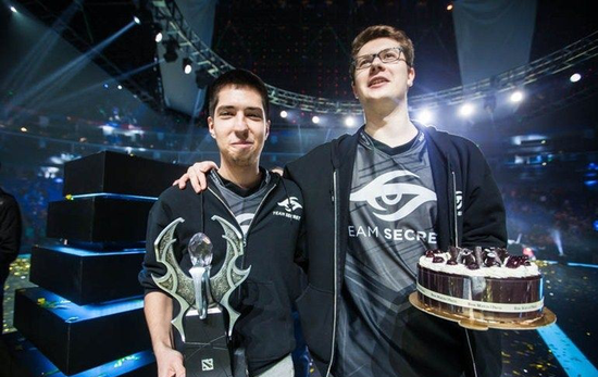 传奇杯 S2： FunPlus Phoenix 的三大核心持续施压，而 Wx 的 Ashe 独自挣扎； Doinb 的团队取得了他们的首场胜利。