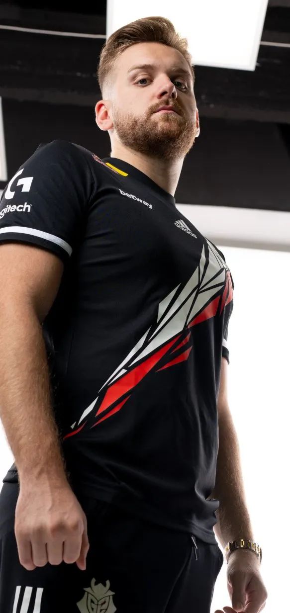 T1 宣布 Gumayusi 离队 — Peyz 可能加入队伍